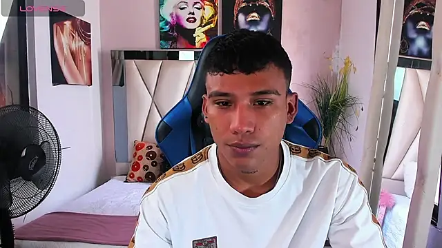 Snapshot of Backsex_boy chatting on February 26, 4:16 pm Backsex boy online show from February 26, 4:16 pm
