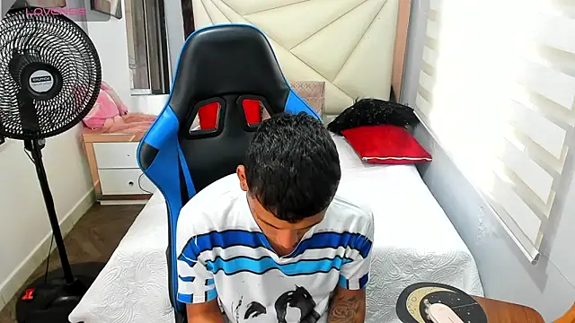 Snapshot of Backsex_boy chatting on October 6, 1:01 pm Backsex boy online show from October 6, 1:01 pm