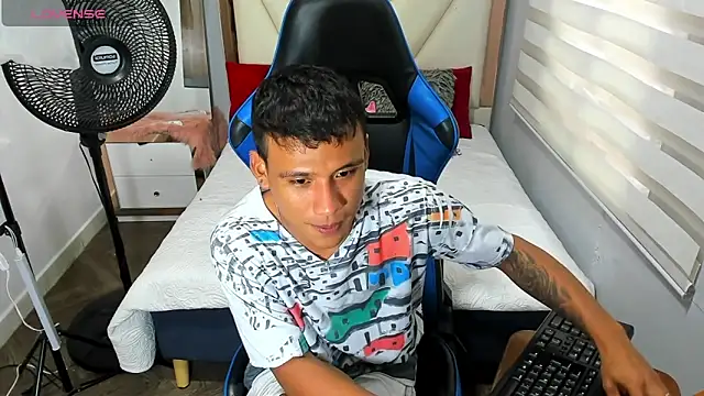 Snapshot of Backsex_boy chatting on October 24, 12:04 pm Backsex boy online show from October 24, 12:04 pm