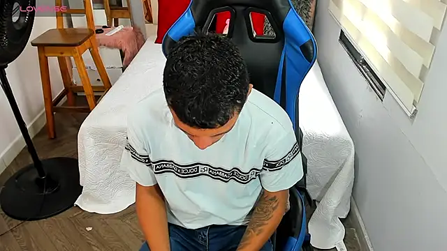 Snapshot of Backsex_boy chatting on November 12, 2:32 pm Backsex boy online show from November 12, 2:32 pm