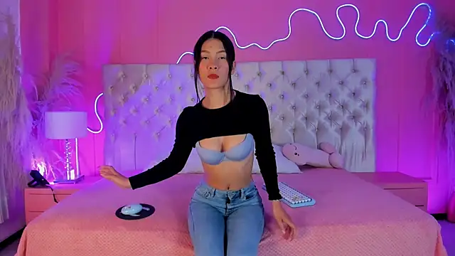 Julieta Cortes   online show from February 18, 2:02 pm