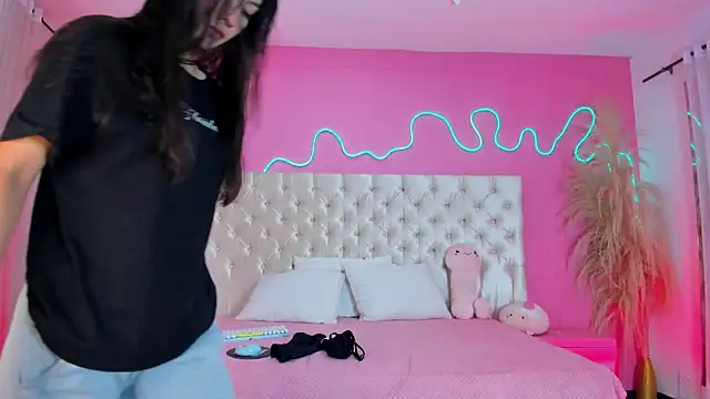 Julieta Cortes   online show from March 30, 11:55 am