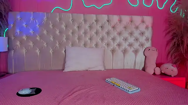 Julieta Cortes   online show from March 25, 11:53 am