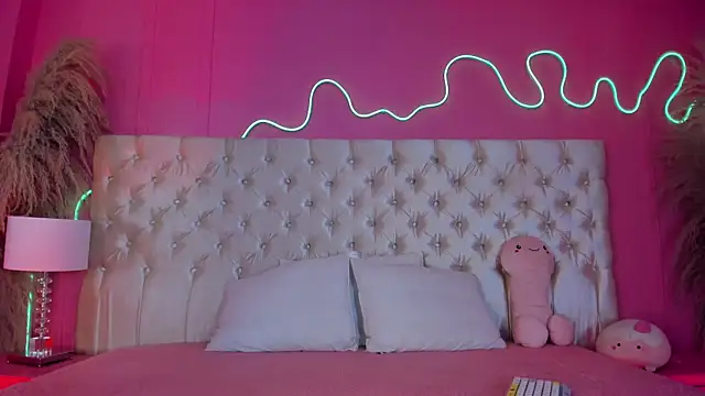 Julieta Cortes   online show from April 4, 9:27 am