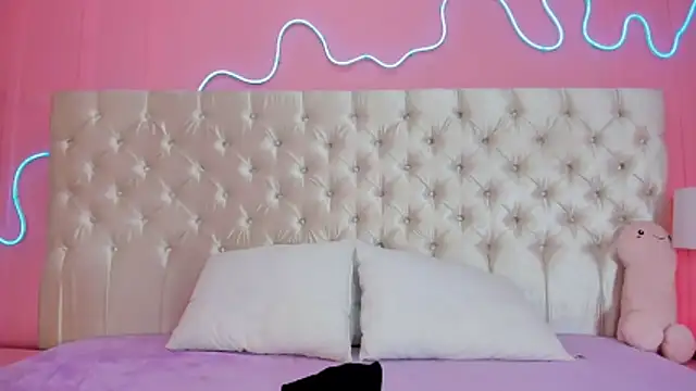 Julieta Cortes   online show from February 10, 12:15 pm