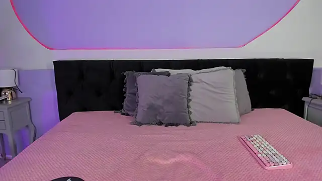 Julieta Cortes   online show from October 31, 12:02 pm