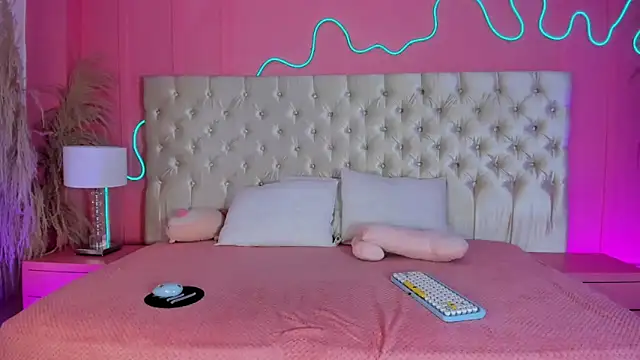 Julieta Cortes   online show from February 25, 12:05 pm