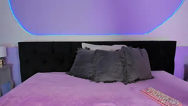 Julieta Cortes   online show from November 18, 12:08 pm