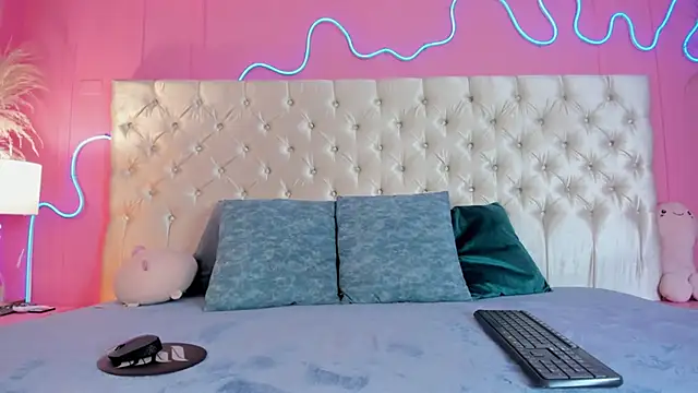 Julieta Cortes   online show from December 19, 12:18 pm