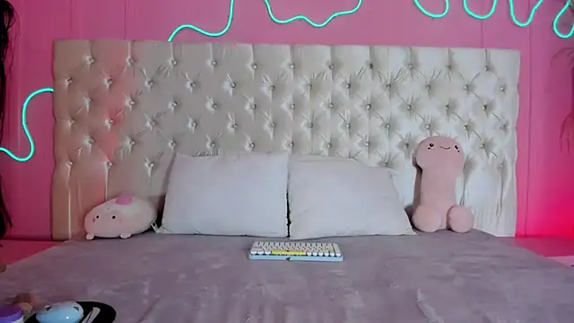 Julieta Cortes   online show from February 3, 12:10 pm