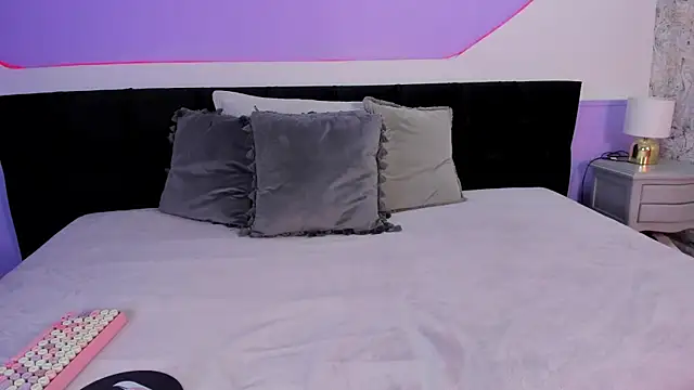 Julieta Cortes   online show from November 22, 12:15 pm