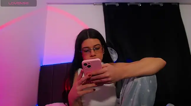 Snapshot of ily_bea chatting on December 19, 10:32 pm ily bea online show from December 19, 10:32 pm