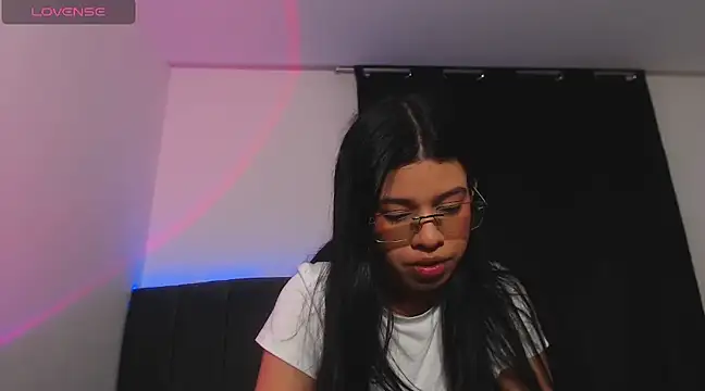 Snapshot of ily_bea chatting on January 9, 12:14 am ily bea online show from January 9, 12:14 am