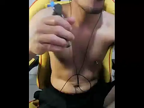 Snapshot of cloudyth1994 chatting on February 5, 6:37 pm cloudyth1994 online show from February 5, 6:37 pm