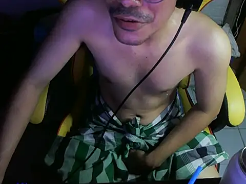 Snapshot of cloudyth1994 chatting on October 16, 10:12 am cloudyth1994 online show from October 16, 10:12 am