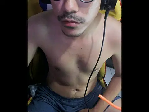 Snapshot of cloudyth1994 chatting on November 6, 7:29 pm cloudyth1994 online show from November 6, 7:29 pm