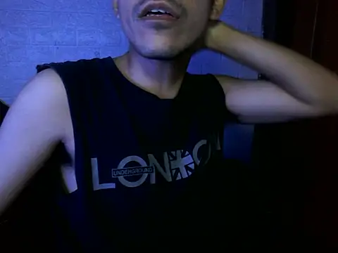 Snapshot of cloudyth1994 chatting on November 17, 12:47 am cloudyth1994 online show from November 17, 12:47 am