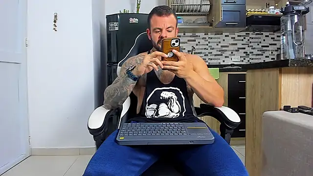 Snapshot of Johnnygrayson1 chatting on December 1, 12:11 am Johnnygrayson1 online show from December 1, 12:11 am