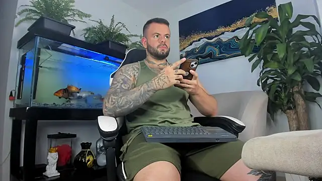 Snapshot of Johnnygrayson1 chatting on June 18, 12:31 am Johnnygrayson1 online show from June 18, 12:31 am