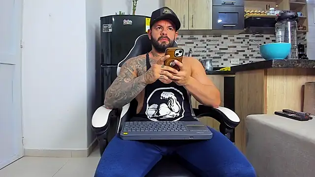 Snapshot of Johnnygrayson1 chatting on November 30, 12:33 am Johnnygrayson1 online show from November 30, 12:33 am