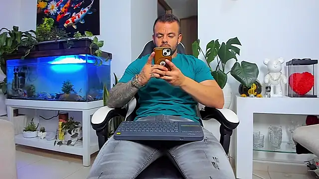 Snapshot of Johnnygrayson1 chatting on November 2, 2:05 am Johnnygrayson1 online show from November 2, 2:05 am