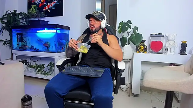 Snapshot of Johnnygrayson1 chatting on October 9, 12:33 am Johnnygrayson1 online show from October 9, 12:33 am