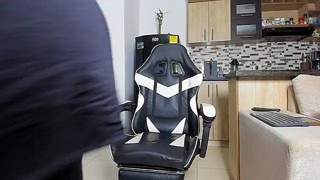 Snapshot of Johnnygrayson1 chatting on November 21, 11:04 pm Johnnygrayson1 online show from November 21, 11:04 pm