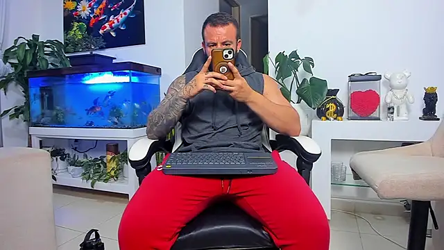 Snapshot of Johnnygrayson1 chatting on October 23, 12:20 am Johnnygrayson1 online show from October 23, 12:20 am