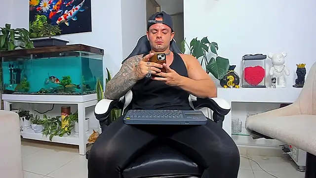 Snapshot of Johnnygrayson1 chatting on October 25, 2:00 am Johnnygrayson1 online show from October 25, 2:00 am