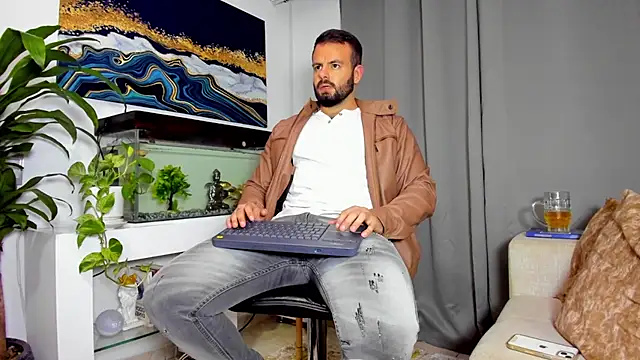 Snapshot of Johnnygrayson1 chatting on February 19, 12:14 am Johnnygrayson1 online show from February 19, 12:14 am