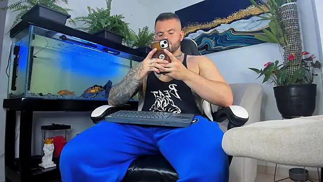 Snapshot of Johnnygrayson1 chatting on June 12, 1:36 am Johnnygrayson1 online show from June 12, 1:36 am