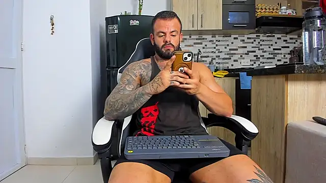 Snapshot of Johnnygrayson1 chatting on November 28, 12:44 am Johnnygrayson1 online show from November 28, 12:44 am