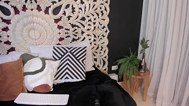 Emiiily  online show from April 10, 11:34 pm