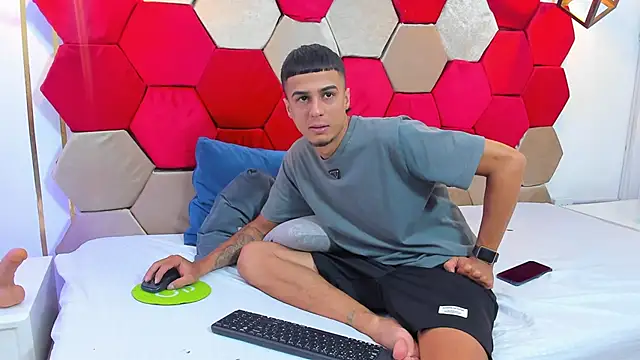 Snapshot of Mila_Gus chatting on February 22, 8:31 pm Mila Gus online show from February 22, 8:31 pm