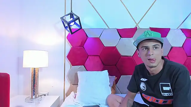 Snapshot of Mila_Gus chatting on December 19, 2:01 am Mila Gus online show from December 19, 2:01 am