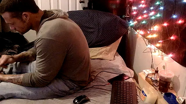 Snapshot of TheOneYouLove69 chatting on January 5, 7:39 pm TheOneYouLove69 online show from January 5, 7:39 pm