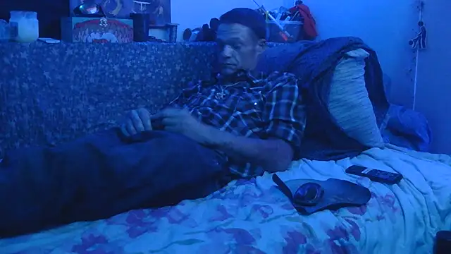 Snapshot of TheOneYouLove69 chatting on November 15, 6:06 am TheOneYouLove69 online show from November 15, 6:06 am