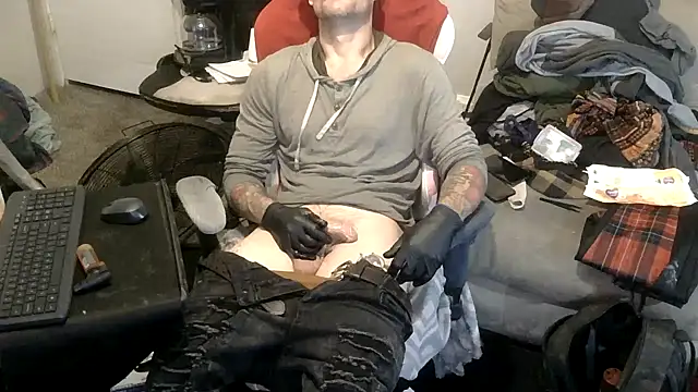 Snapshot of TheOneYouLove69 chatting on February 4, 8:59 pm TheOneYouLove69 online show from February 4, 8:59 pm