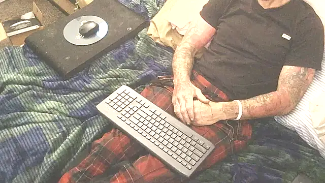 TheOneYouLove69 online show from March 15, 12:50 am