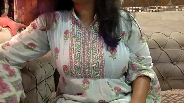 HaaniKaur online show from March 12, 8:51 am