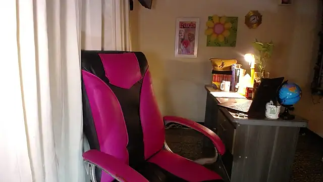 Snapshot of danielle_rose_1 chatting on May 27, 2:35 pm danielle rose 1 online show from May 27, 2:35 pm