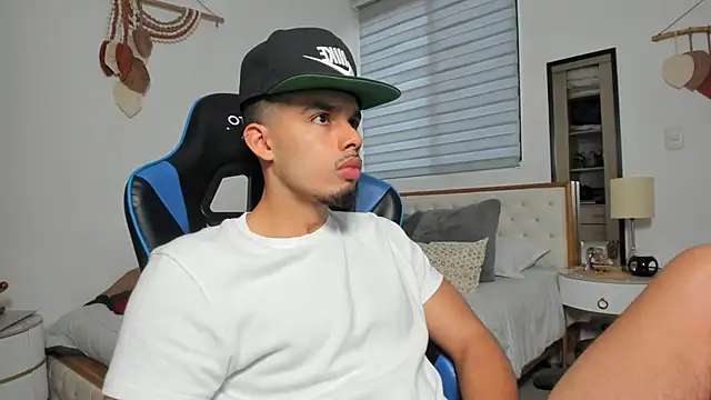 mateoleonee online show from February 14, 7:58 pm