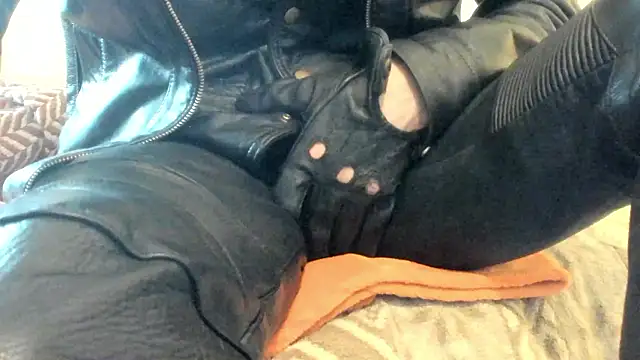 leatherz69 online show from April 3, 2:12 pm