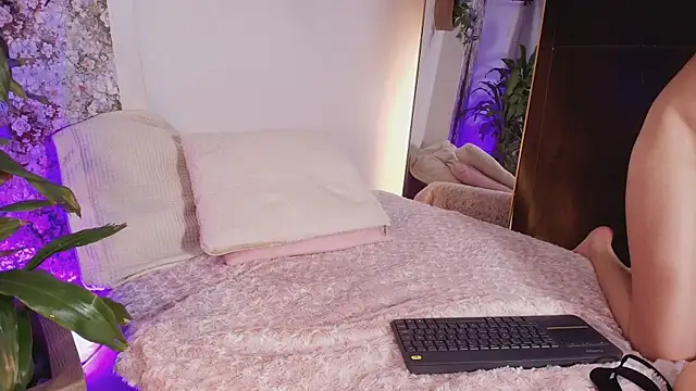 AmberMoss  online show from April 5, 3:51 pm