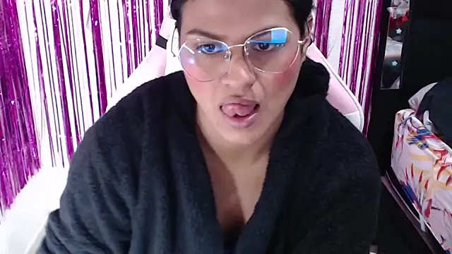 Snapshot of SweetAlmaa chatting on May 13, 10:00 am SweetAlmaa online show from May 13, 10:00 am