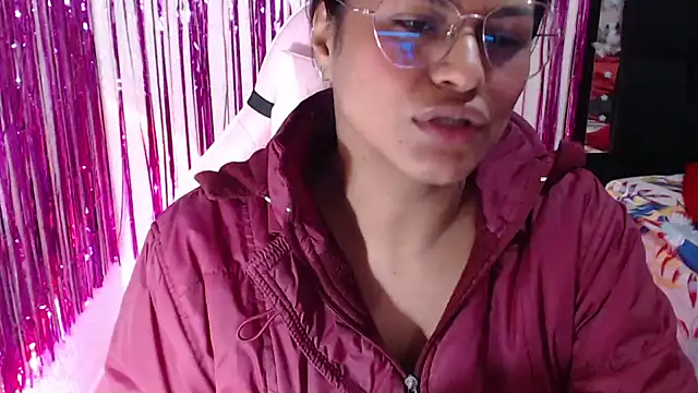 Snapshot of SweetAlmaa chatting on May 4, 9:56 am SweetAlmaa online show from May 4, 9:56 am