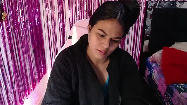 Snapshot of SweetAlmaa chatting on June 1, 10:04 am SweetAlmaa online show from June 1, 10:04 am