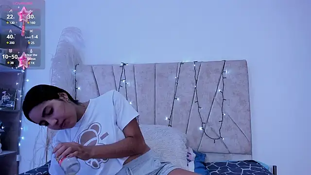 Snapshot of Kaela18 chatting on December 17, 12:54 pm Kaela18 online show from December 17, 12:54 pm