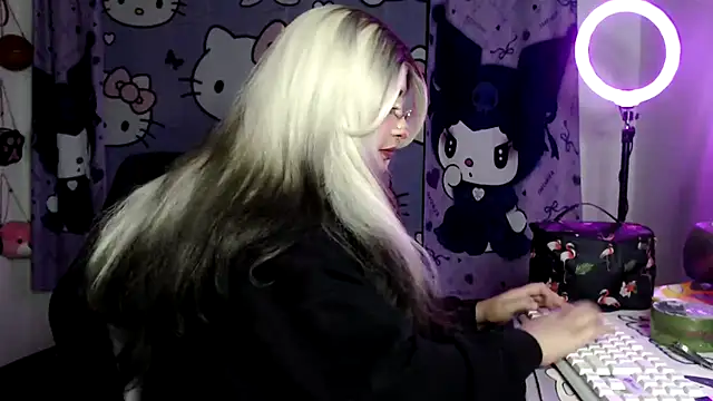 lussyevans24 online show from April 1, 1:30 am