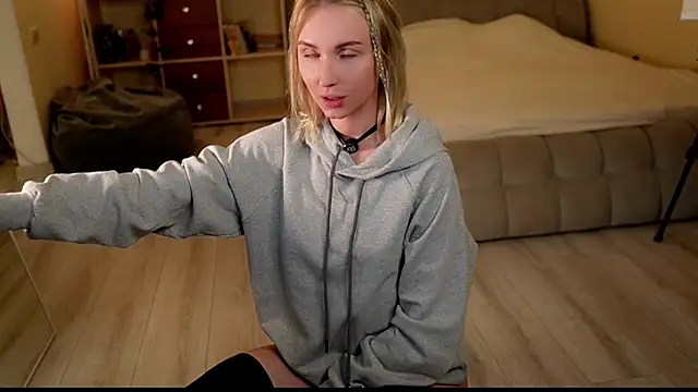 Snapshot of blondy_room chatting on October 27, 5:03 pm blondy room online show from October 27, 5:03 pm